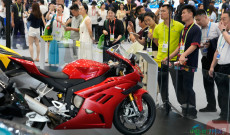 张雪机车亮相消博会，工作人员：订单已排到9月丨C视频